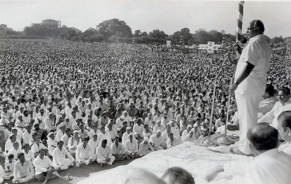 शरद पवार यांनी सुरुवातीला आपल्या राजकीय प्रवासाची मांडणी केले. ते म्हणाले की,  माझे घर काँग्रेसच्या नव्हे तर शेतकरी कामगार पक्षाच्या विचारांचे होते. माझे वडील बंधू शेतकरी कामगार पक्षाचे नेते होते. परंतु त्या काळात महाराष्ट्र निर्मितीच्या चळवळीमुळे आम्ही काँग्रेसच्या जवळ जाऊ लागलो. 