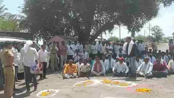 रस्त्याची दुरावस्था, वाहनधारकांचं अनोखं आंदोलन; खड्यांभोवती फुलांची सजावट अन्…