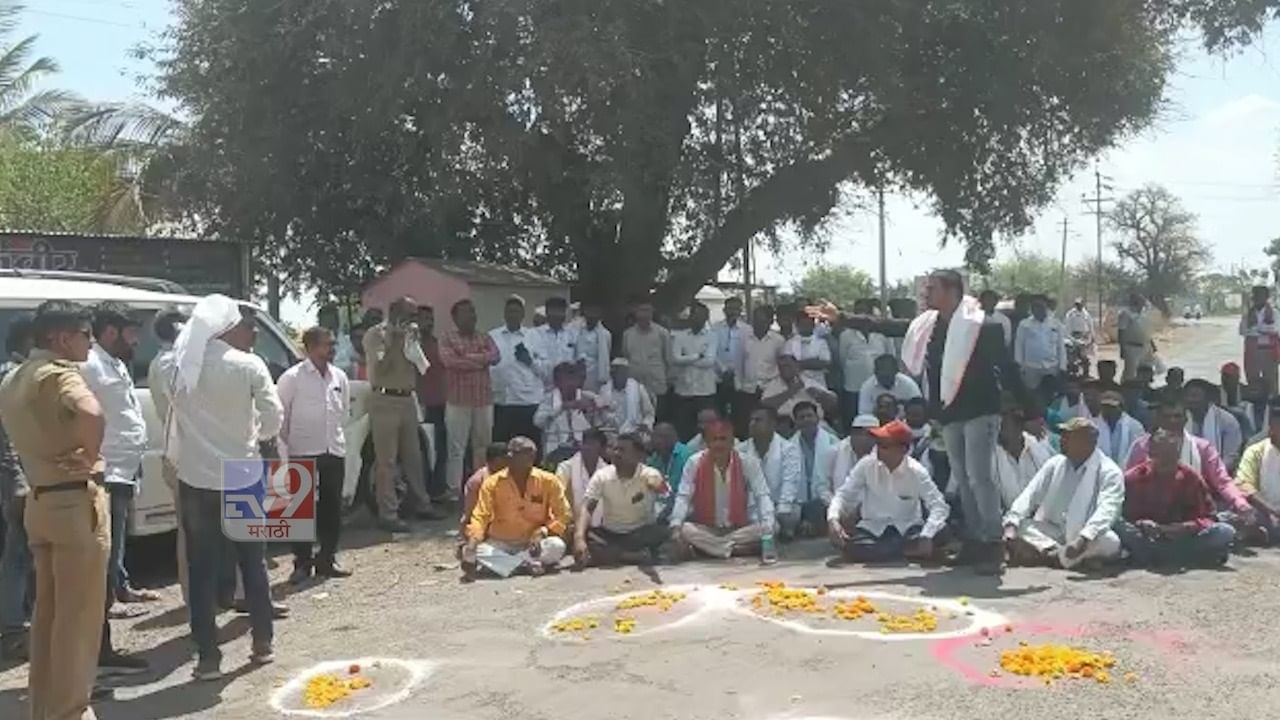 रस्त्याची दुरावस्था, वाहनधारकांचं अनोखं आंदोलन; खड्यांभोवती फुलांची सजावट अन्...