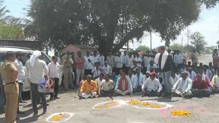 रस्त्याची दुरावस्था, वाहनधारकांचं अनोखं आंदोलन; खड्यांभोवती फुलांची सजावट अन्... रस्त्याची दुरावस्था, वाहनधारकांचं अनोखं आंदोलन; खड्यांभोवती फुलांची सजावट अन्...