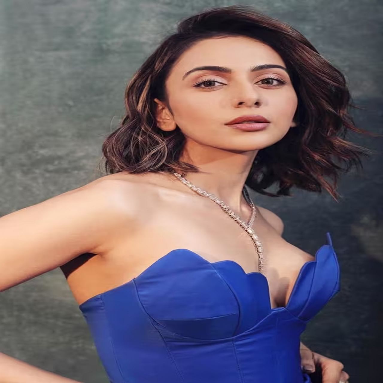 बॉलिवूड अभिनेत्री रकूल प्रीत सिंग (Rakul Preet Singh) नव्या लूकमध्ये फार सुंदर दिसत आहे. सध्या अभिनेत्रीच्या नव्या फोटोशूटची चर्चा रंगली आहे. 