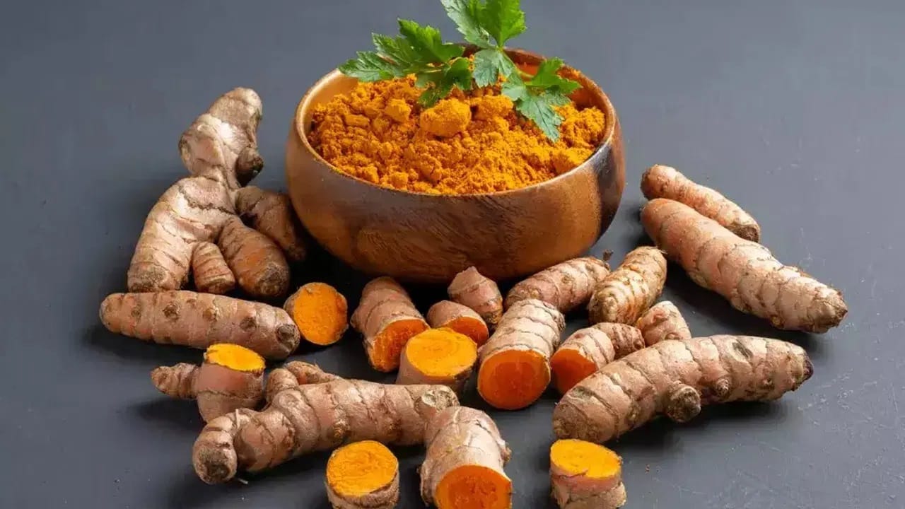 चहा पिताना हळद किंवा हळदयुक्त पदार्थ अजिबात घेऊ नका. अन्यथा पोटाशी संबंधित समस्या निर्माण होतील.