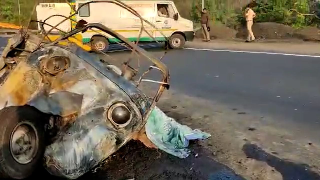 गाडीवरील नियंत्रण सुटल्याने रिक्षा दुभाजकाला धडकली, मग जे घडले ते पाहून अंगावर काटा येईल !