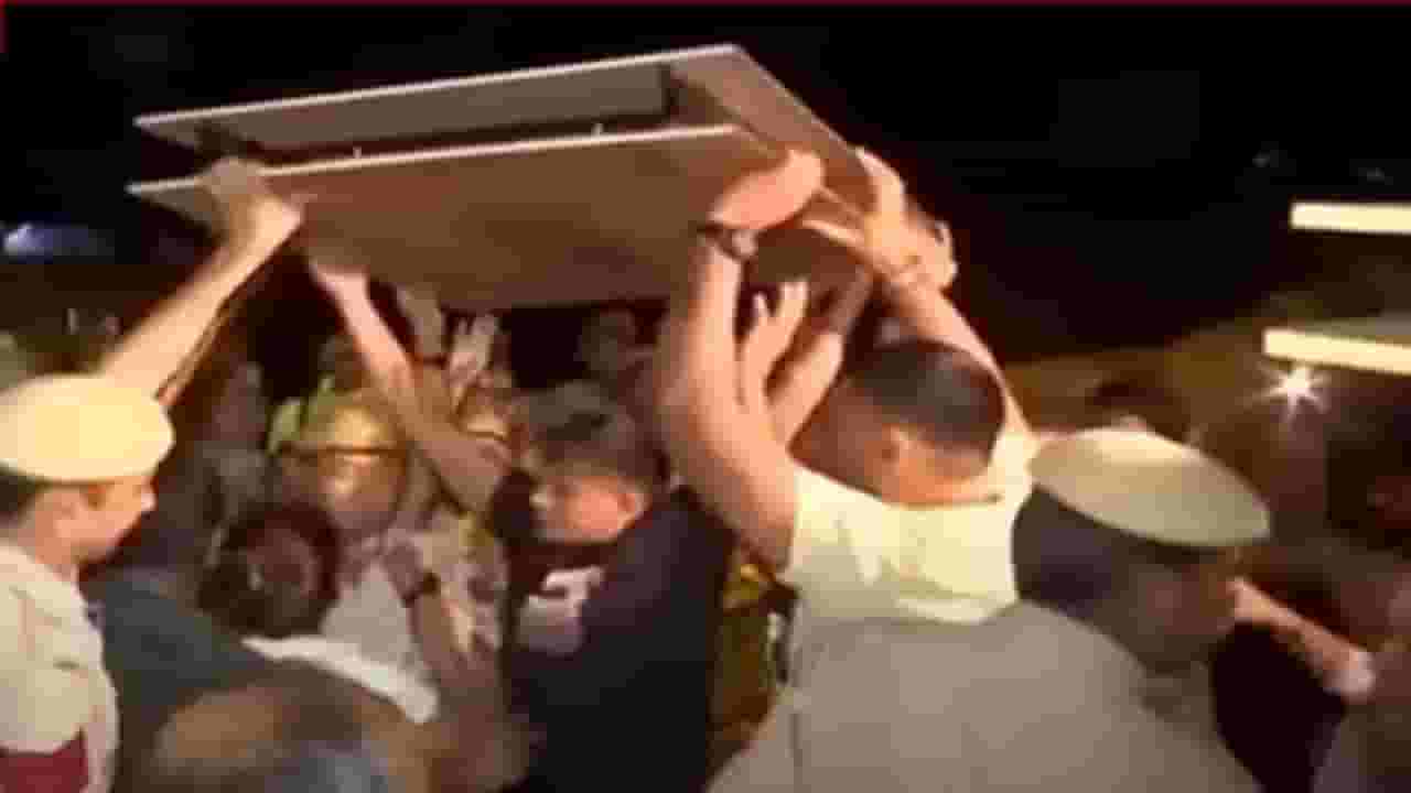 दिल्लीच्या जंतर- मंतरवर कुस्तीपटू आणि पोलिसांमध्ये बाचाबाची, वादाचं कारण काय? दिल्लीच्या जंतर- मंतरवर कुस्तीपटू आणि पोलिसांमध्ये बाचाबाची, वादाचं कारण काय?