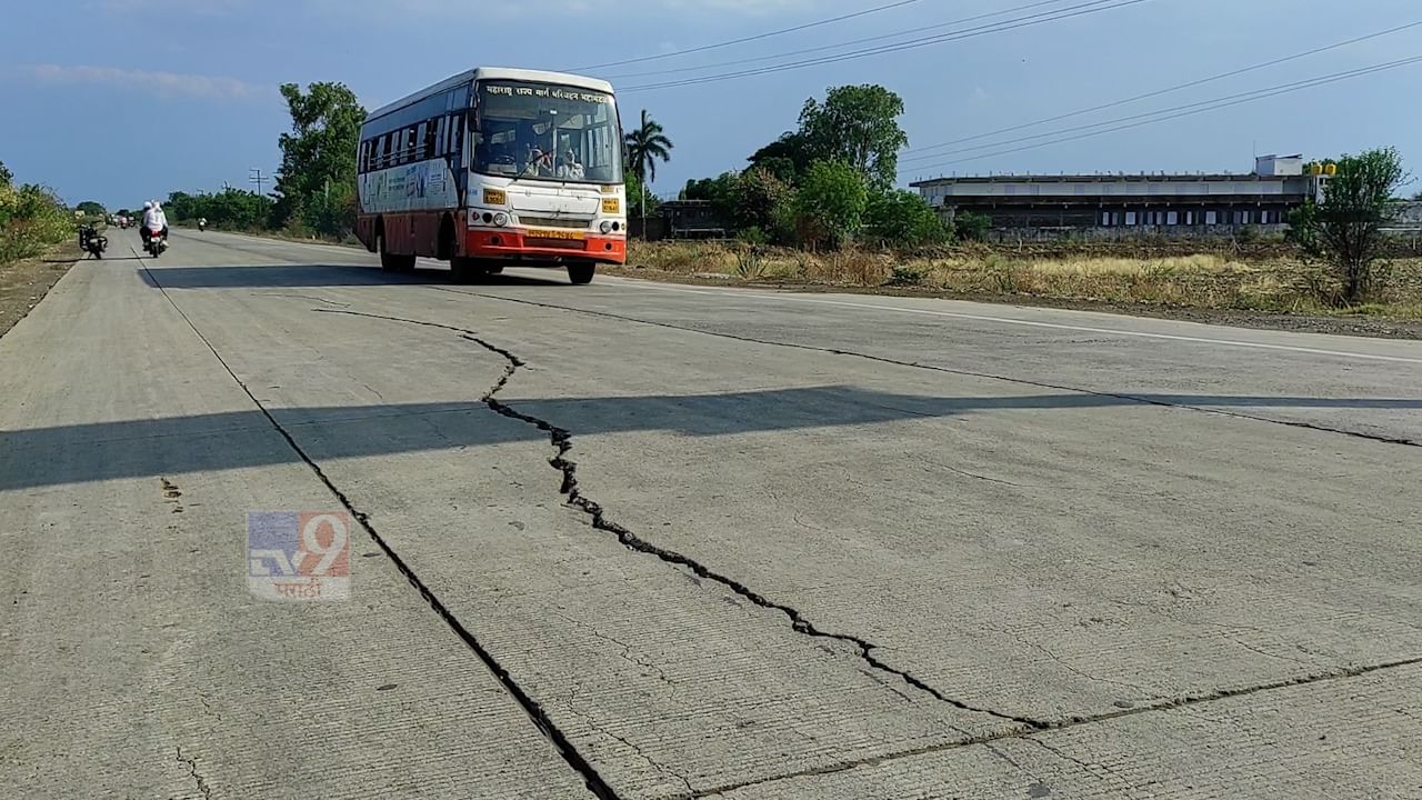 महामार्ग पूर्ण होण्याआधीच रस्त्याला पडल्या तडा, प्रशासनाचा गलथान कारभार चव्हाट्यावर