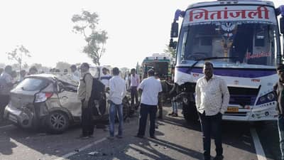 देवीच्या दर्शनाहून येत होते, कार चालकाला झोप आली... एकाच कुटुंबातील चौघे जागीच ठार; कारचाही चेंदामेदा