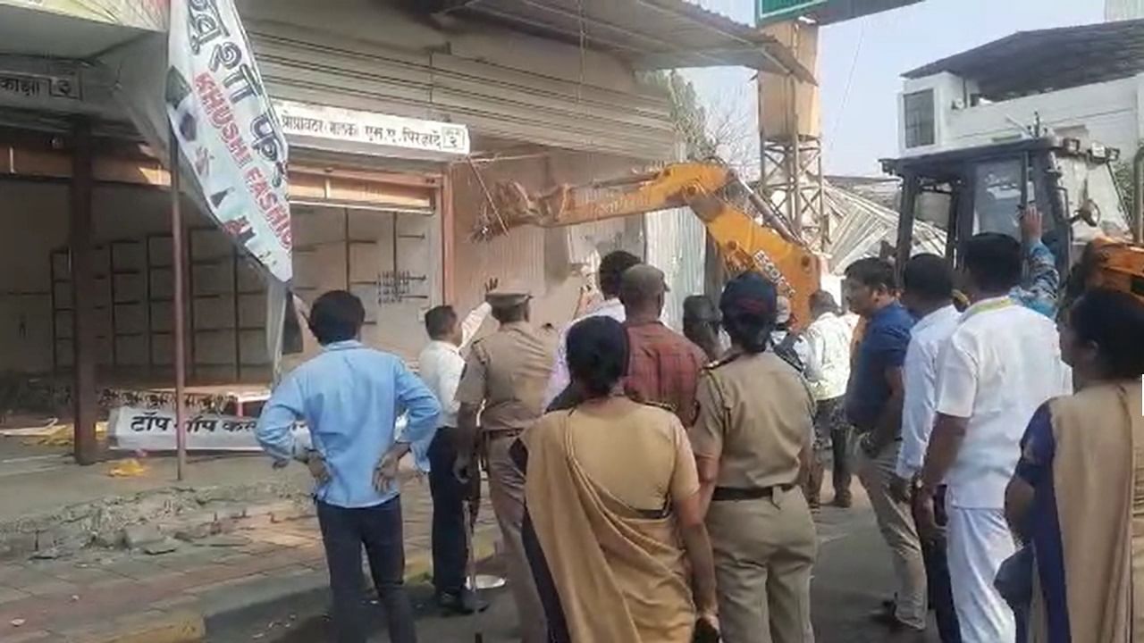 पालिका सकाळी सकाळी अॅक्शन मोडवर, शिवसेना भवनच्या बाजूचे अतिक्रमण काढण्यास सुरवात, मोठा पोलिस बंदोबस्त पालिका सकाळी सकाळी अॅक्शन मोडवर, शिवसेना भवनच्या बाजूचे अतिक्रमण काढण्यास सुरवात, मोठा पोलिस बंदोबस्त