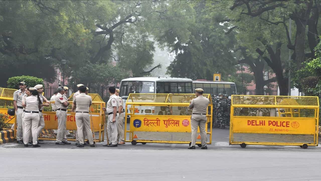 जंतर-मंतरवरील मध्यरात्रीच्या 'त्या' राड्यानंतर पोलीस सतर्क, पोलिसांच्या मोठ्या फौजफाट्यासह परिसरही केला निर्मनुष्य