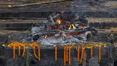 स्मशानभूमीत महिलांना जाण्यासाठी का केली जाते मनाई? आश्चर्यकारक आहे कारण