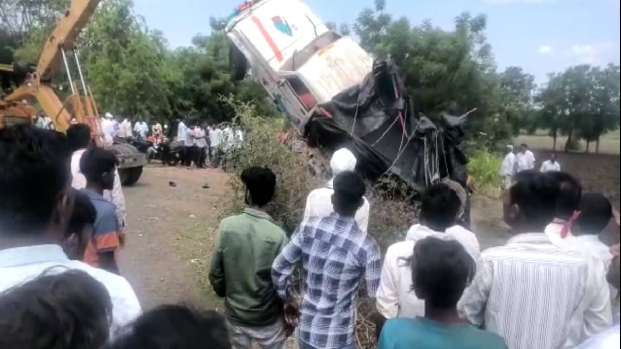 पिकअपमधून लग्नाचं वऱ्हाडं चाललं होतं, अचानक असं काही घडलं की संपूर्ण वऱ्हाडचं वाहनासह विहिरीत कोसळलं !