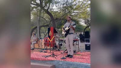 VIDEO | दिल्ली पोलीस अधिकाऱ्याने रोमँटिक शैलीत गायले प्यार दीवाना होता है..., तुम्ही हा व्हिडीओ पाहिलाय का ?
