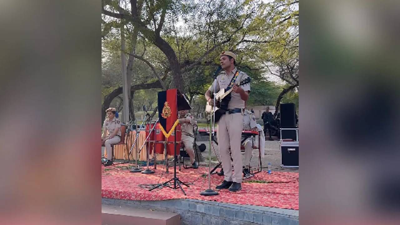 VIDEO | दिल्ली पोलीस अधिकाऱ्याने रोमँटिक शैलीत गायले प्यार दीवाना होता है..., तुम्ही हा व्हिडीओ पाहिलाय का ? VIDEO | दिल्ली पोलीस अधिकाऱ्याने रोमँटिक शैलीत गायले प्यार दीवाना होता है..., तुम्ही हा व्हिडीओ पाहिलाय का ?
