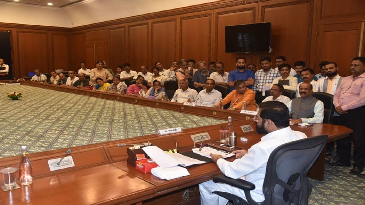 दादर परिसरातील पुनर्विकास रखडलेल्या इमारतींमधील रहिवाशांच्या शिष्टमंडळाने आज मुख्यमंत्री एकनाथ संभाजी शिंदे यांची भेट घेतली.