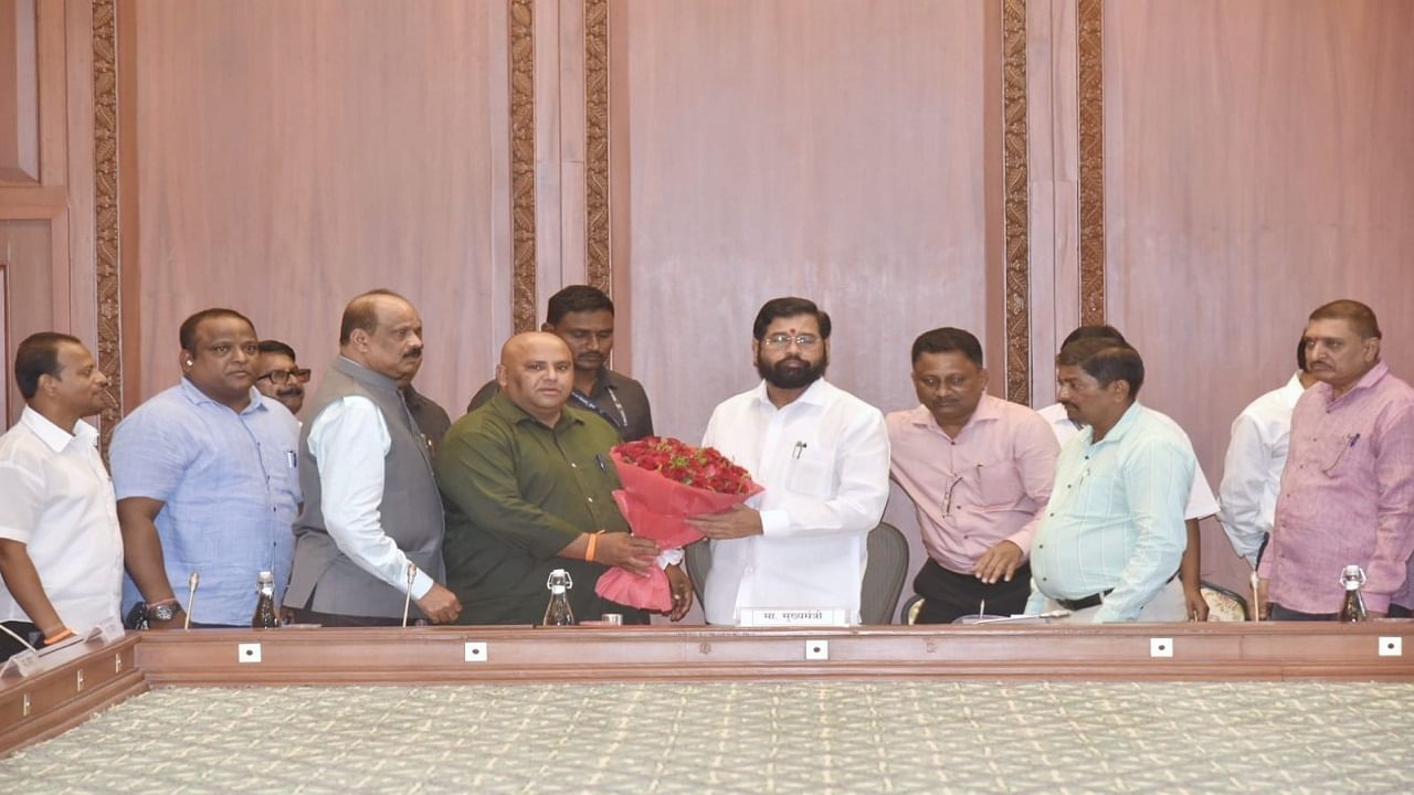 मुंबईतील पुनर्विकास रखडलेल्या प्रकल्पांचा सर्वंकष आढावा घेऊन धोरण निश्चित करण्यात येईल,असे मुख्यमंत्री श्री. शिंदे यांनी यावेळी सांगितले.
