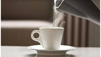 वजन कमी करण्यासाठी गरम पाणी पिता? मग वाचा सतत गरम पाणी पिण्याचे तोटे!