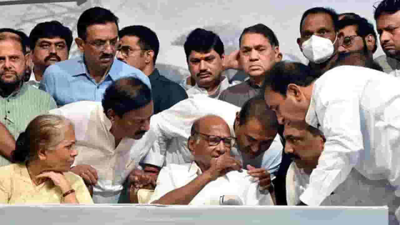 पवार यांचा राजीनाम्याचा प्रस्ताव कोअर कमिटीने नाकारला; केली 'ही' विनंती पवार यांचा राजीनाम्याचा प्रस्ताव कोअर कमिटीने नाकारला; केली 'ही' विनंती