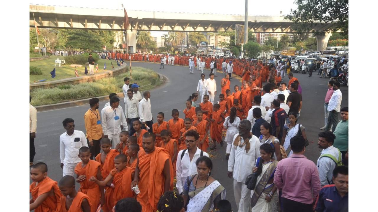 शंभर जिल्हयांना शंभर गौतम बुद्धांच्या पाच फूटांच्या मूर्तींचे अनोखे दान करण्यासाठी शंभर रथांमधून भव्य मिरवणूक काढण्यात आली. या मूर्ती फायबरपासून एकाच साच्यात तयार करण्यात आल्या होत्या. फुलांची आरास आणि निळे झेंडे लावून शंभर रथातून निघालेली ही मिरवणूक पाहण्यासाठी मोठी गर्दी उसळली होती. तसेच अनेक किलोमीटर ही मिरवणूक चालली. 