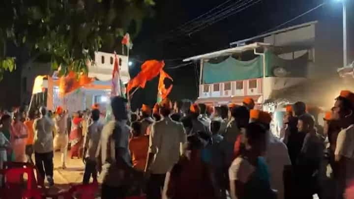 बेळगावात काँग्रेसची सभा उधळवली, सभेत भगवे ध्वज घेऊन मराठी भाषिक घुसले; नेमकं काय झालं? बेळगावात काँग्रेसची सभा उधळवली, सभेत भगवे ध्वज घेऊन मराठी भाषिक घुसले; नेमकं काय झालं?