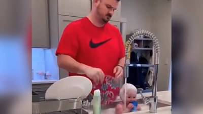 VIDEO | बाबांनी मुलाला बेसिनमध्ये अंघोळ घातली, त्याच पाण्याने भांडीही धुतली, हुशारी पाहून नेटकऱ्यांना राग आला, म्हणाले...