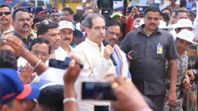 महाराष्ट्रात राख, गुजरातमध्ये रांगोळी का?; उद्धव ठाकरे यांचा गुन्हे दाखल करण्याचा इशारा