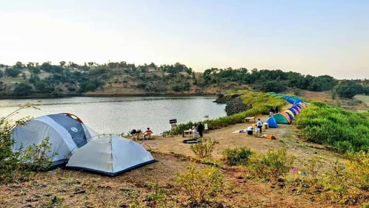 मित्रांची ट्रीप ठरली जीवघेणी, पोहता न आल्याने तो बुडत होता, मित्र प्रयत्न करत होते पण तरीही...