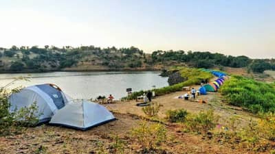 मित्रांची ट्रीप ठरली जीवघेणी, पोहता न आल्याने तो बुडत होता, मित्र प्रयत्न करत होते पण तरीही...