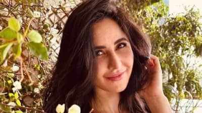 Katrina Kaif | निळ्या शर्टमधील फोटो शेअर करणे कतरिना कैफ हिला पडले महागात, नेटकरी थेट म्हणाले, शाळेचा गणवेश...