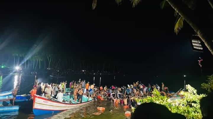 Malappuram boat accident : केरळमधील मलप्पुरममध्ये बोट पलटी; 21 जणांचा मृत्यू Malappuram boat accident : केरळमधील मलप्पुरममध्ये बोट पलटी; 21 जणांचा मृत्यू