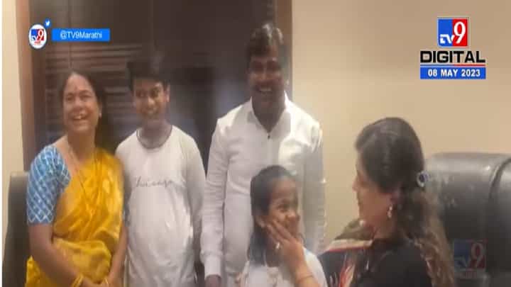 ५ वर्षांच्या चिमुकलीला पंकजा मुंडे यांची भुरळ, आई-वडिलांसह तिनं थेट गाठलं परळी अन्... ५ वर्षांच्या चिमुकलीला पंकजा मुंडे यांची भुरळ, आई-वडिलांसह तिनं थेट गाठलं परळी अन्...