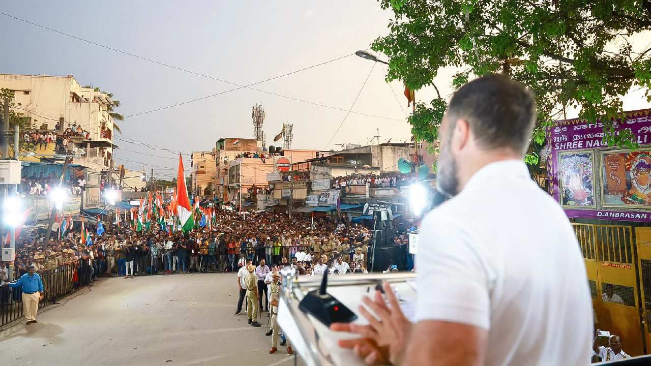 कर्नाटकात सध्या निवडणुकीचं वार वाहतंय. अशात राहुल गांधी प्रचारासाठी कर्नाटकात आहेत. तिथं जाहीर सभांसोबतच ते विविध लोकांच्या भेटी घेत आहेत. 