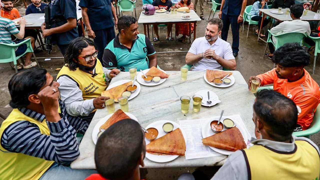 ऑनलाईन सर्व्हिस देणाऱ्या कंपन्यांच्या डिलिव्हरी बॉईजसोबत राहुल गांधी यांनी डोश्याचा आनंद लुटला. याचा फोटो सोशल मीडियावर चर्चेचा विषय बनला आहे. 