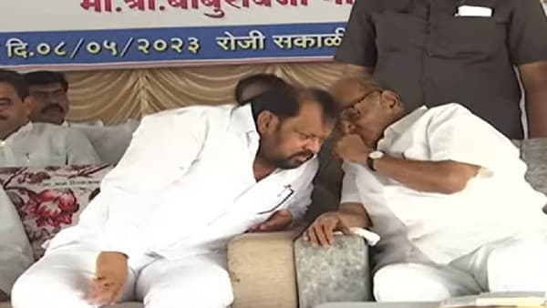 काही दिवसांपुर्वी विखारी टीका अन् आज कानात कुजबूज! काय सुरू आहे शरद पवार आणि शहाजीबापू पाटील यांच्यात?