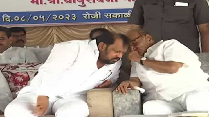 काही दिवसांपुर्वी विखारी टीका अन् आज कानात कुजबूज! काय सुरू आहे शरद पवार आणि शहाजीबापू पाटील यांच्यात? काही दिवसांपुर्वी विखारी टीका अन् आज कानात कुजबूज! काय सुरू आहे शरद पवार आणि शहाजीबापू पाटील यांच्यात?