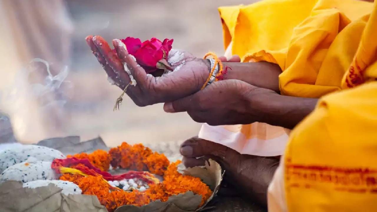 Garud Puran : मृत्यूनंतर का आवश्यक असते तेरवी, गरूड पूराणात दिले आहे कारण Garud Puran : मृत्यूनंतर का आवश्यक असते तेरवी, गरूड पूराणात दिले आहे कारण