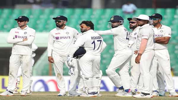आयपीएलनंतर टीम इंडिया ऑस्ट्रेलिया विरुद्ध वर्ल्ड टेस्ट चॅम्पियनशीप फायनल खेळणार आहे. टीम इंडियाची वर्ल्ड टेस्ट चॅम्पियनशीप फायनल खेळण्याची ही दुसरी वेळ आहे. यंदा टीम इंडिया रोहित शर्मा याच्या नेतृत्वात खेळणार आहे. तर 2021 मध्ये टीम इंडियाला विराट कोहली याच्या कॅप्टन्सीत न्यूझीलंडकडून पराभव स्वीकारावा लागला. आता ऑस्ट्रेलिया विरुद्धच्या या महामुकाबल्यासाठी भारतीय संघांचीही घोषणा करण्यात आली आहे.