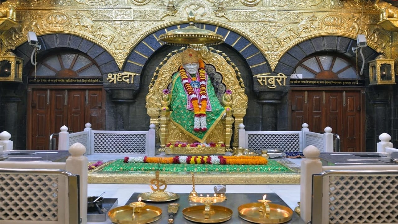साई बाबांच्या शिर्डीचं चित्र बदलणार, सरकारकडून 52 कोटी रुपयांचा निधी, शिर्डी नव्यानं कोणते बदल होणार साई बाबांच्या शिर्डीचं चित्र बदलणार, सरकारकडून 52 कोटी रुपयांचा निधी, शिर्डी नव्यानं कोणते बदल होणार