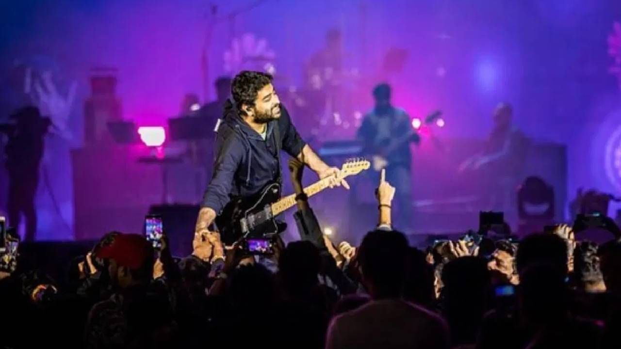 Arijit Singh Concert | महिलेच्या एका कृत्यामुळे अरिजीत सिंह याला मोठी दुखापत, गायक संतापला, व्हिडीओ व्हायरल, थेट कॉन्सर्टमध्येच