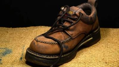 नववीच्या विद्यार्थ्याने बनवले स्मार्ट शूज, पायी चालल्यावर विजेची निर्मिती