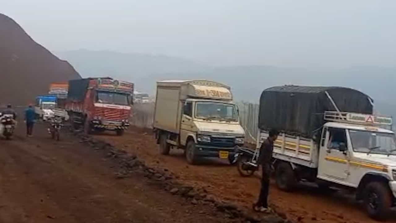 मुंबई - गोवा महामार्गावरील परशुराम घाटात वाहतूक ठप्प, वाहनांच्या रांगा; कारण काय? मुंबई - गोवा महामार्गावरील परशुराम घाटात वाहतूक ठप्प, वाहनांच्या रांगा; कारण काय?