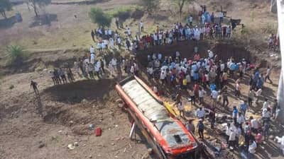 बस ५० फूट उंच पुलावरून कोसळली; स्फोट व्हावा तसा मोठा आवाज, १० हून अधिक जणं जागीच ठार अन्…