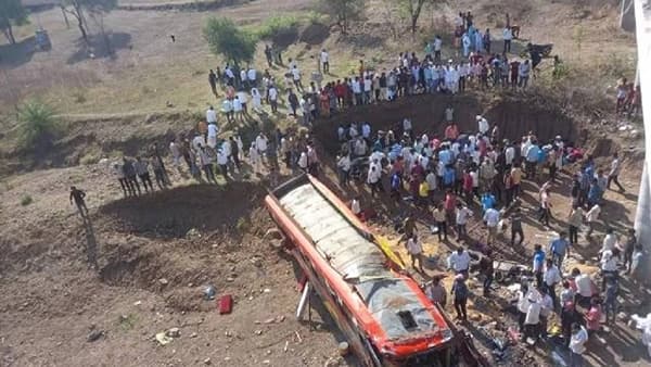 बस ५० फूट उंच पुलावरून कोसळली; स्फोट व्हावा तसा मोठा आवाज, १० हून अधिक जणं जागीच ठार अन्…