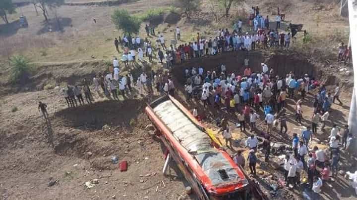 बस ५० फूट उंच पुलावरून कोसळली; स्फोट व्हावा तसा मोठा आवाज, १० हून अधिक जणं जागीच ठार अन्... बस ५० फूट उंच पुलावरून कोसळली; स्फोट व्हावा तसा मोठा आवाज, १० हून अधिक जणं जागीच ठार अन्...