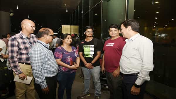 मणिपूरमध्ये अडकलेल्या महाराष्ट्रातील २५ विद्यार्थ्यांचे आज रात्री विशेष विमानाने मुंबई विमानतळावर आगमन झाले. महाराष्ट्रात सुखरूप परतल्याबद्दल सर्व विद्यार्थ्यांनी मुख्यमंत्री एकनाथ संभाजी शिंदे आणि उपमुख्यमंत्री देवेंद्र फडणवीस यांचे यावेळी आभार मानले.