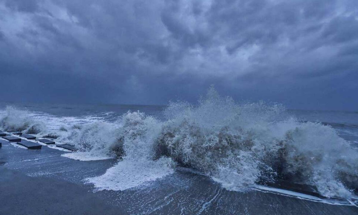 Cyclone Mocha : मोचा चक्रीवादळाचं संकट, कोणत्याही परिस्थितीला तोंड देण्यासाठी तयार राहण्याचे आवाहन