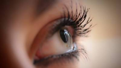 पापणी लवतेय असं म्हणतो, नक्की त्याने काय होतं? का फडफडतो डोळा? वैज्ञानिक कारण
