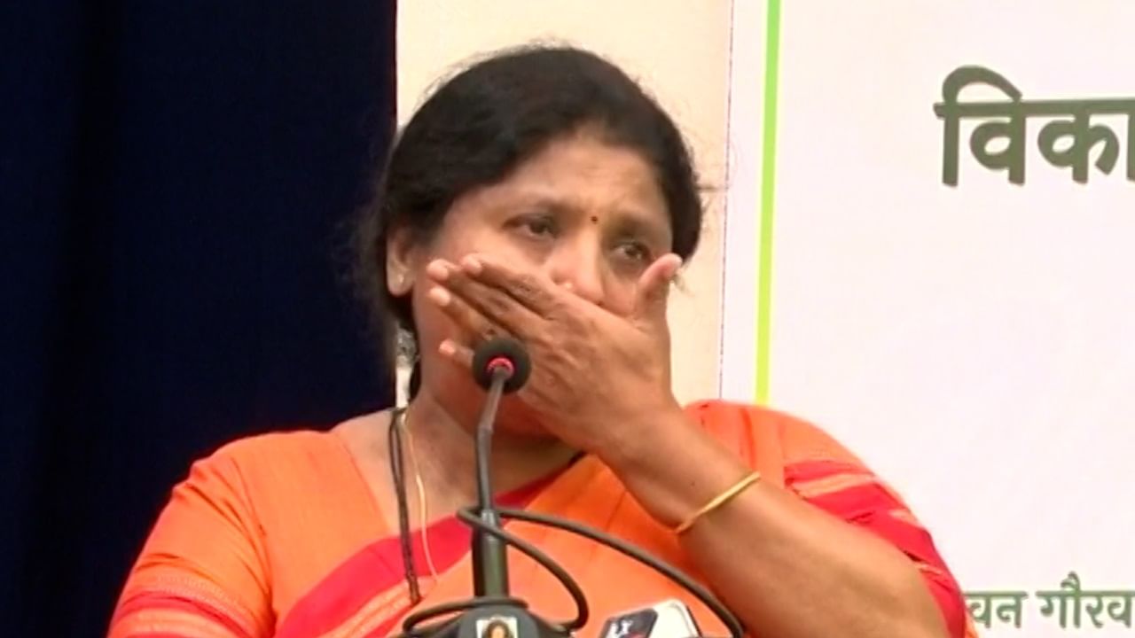 सुषमा अंधारे यांना शरद पवार यांच्यासमोर अश्रू अनावर, अजितदादा यांच्याविषयी नेमकी तक्रार काय? सुषमा अंधारे यांना शरद पवार यांच्यासमोर अश्रू अनावर, अजितदादा यांच्याविषयी नेमकी तक्रार काय?