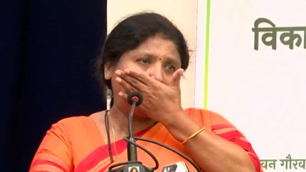 दादा विरुद्ध 'रडलो' तरी मीडियात प्रसिद्धी मिळते, दादाहो ! सुषमा अंधारे यांना कुणी लगावला खोचक टोला दादा विरुद्ध 'रडलो' तरी मीडियात प्रसिद्धी मिळते, दादाहो ! सुषमा अंधारे यांना कुणी लगावला खोचक टोला