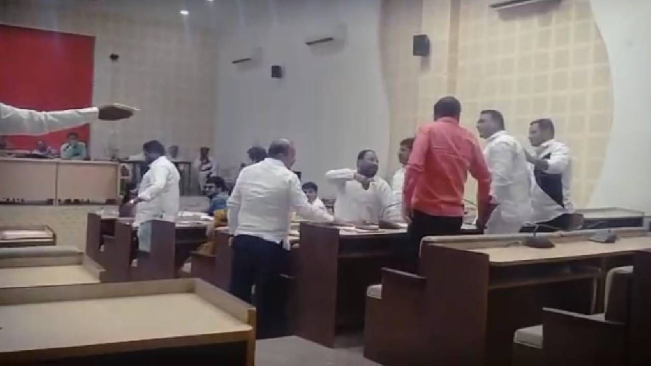 भर सभेत भाजप शिवसेना नगरसेवक भिडले, कारण काय? भर सभेत भाजप शिवसेना नगरसेवक भिडले, कारण काय?