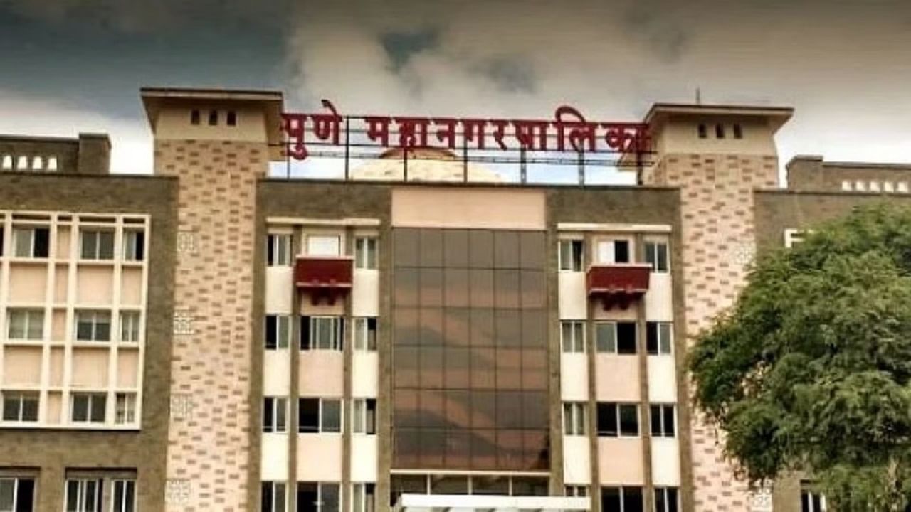 पुणे महानगरपालिकेच्या तीन बड्या अधिकाऱ्यांना 'जोर का झटका', काय आहे कारण?