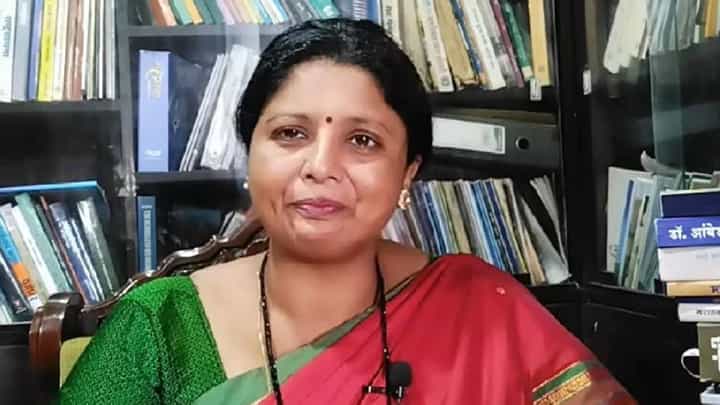 'सुषमा अंधारे यांनी शिवसेनेची चादर बाजूला काढून महाराष्ट्रात फिरावं', कुणाचा घणाघात 'सुषमा अंधारे यांनी शिवसेनेची चादर बाजूला काढून महाराष्ट्रात फिरावं', कुणाचा घणाघात